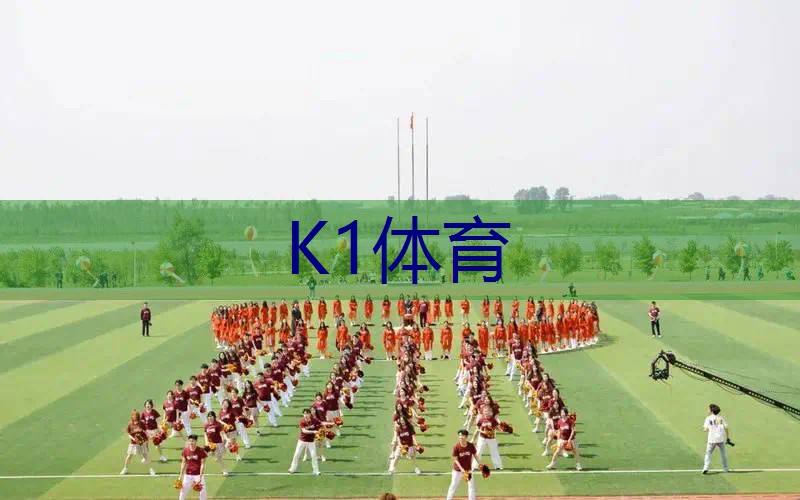 成龙用两个网球拍拍球