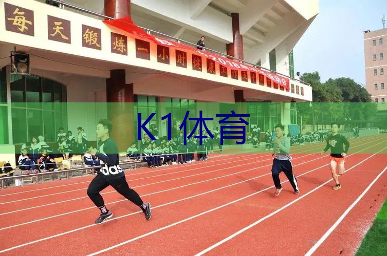 女的拿网球拍在地铁上